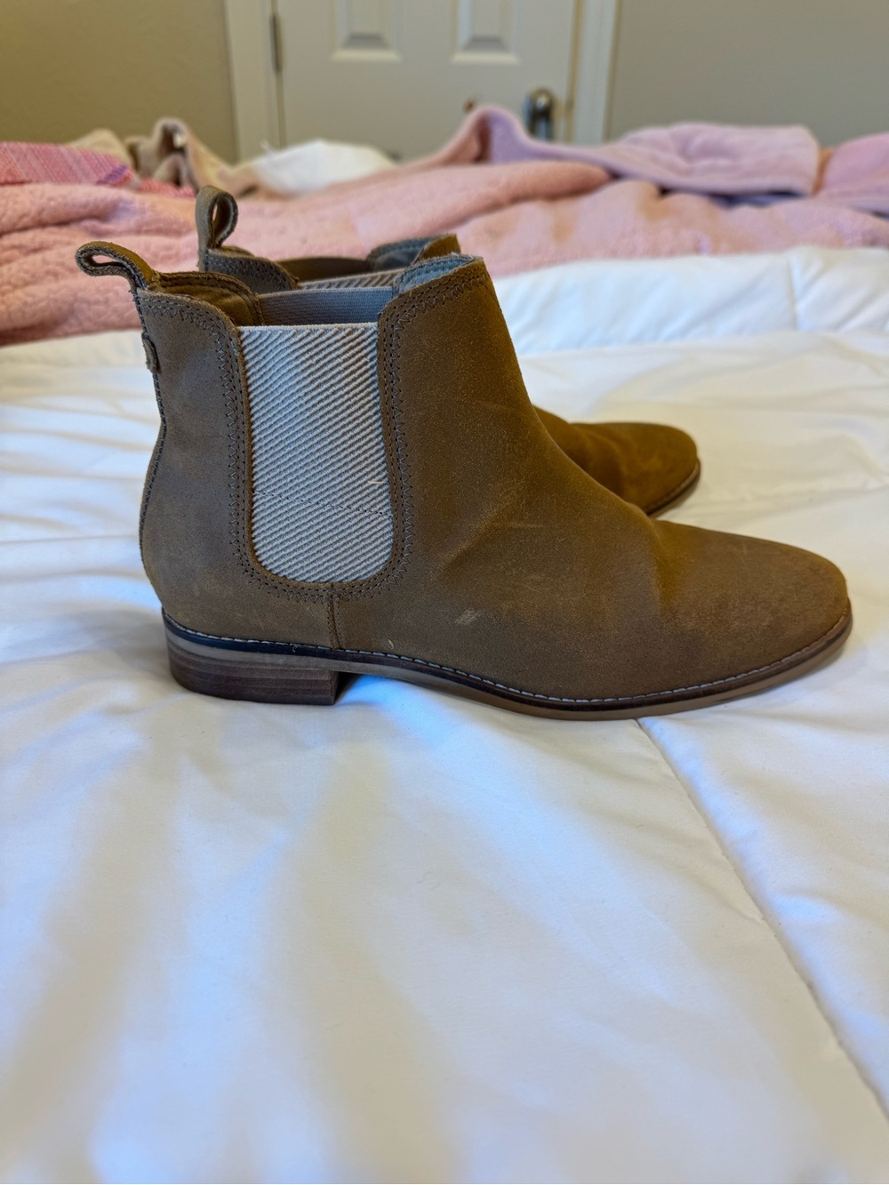 Women’s Suede Chelsea Boot in Brown